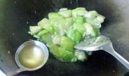 怎样切水瓜给小孩吃视频,轻松切法，营养美味两不误