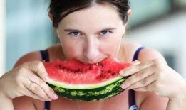 聪明女孩吃瓜视频,视频中的趣味与深度